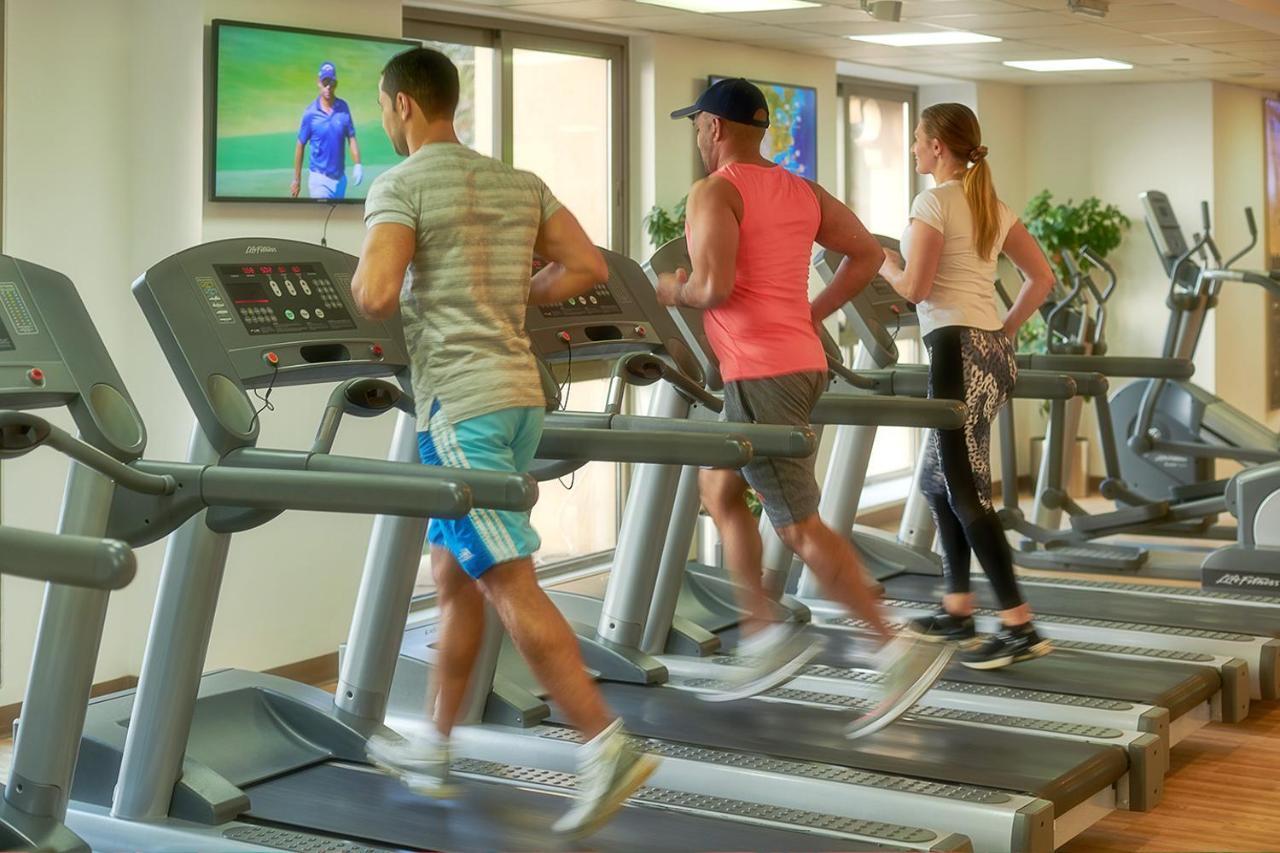 Bahi Ajman Palace Hotel Exterior foto Treadmills in a gym