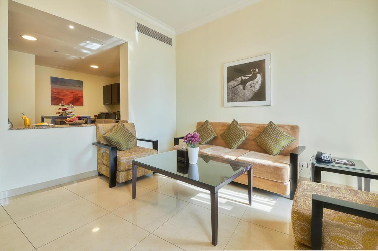 Bahi Ajman Palace Hotel Exterior foto A living room in a serviced apartment in Dubai